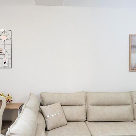 One-Bedroom Gem By The Square Тирана Экстерьер фото