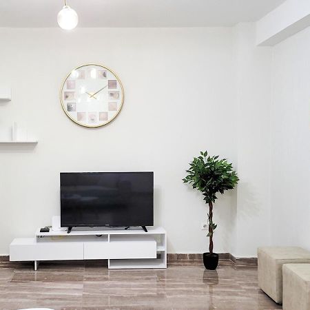 One-Bedroom Gem By The Square Тирана Экстерьер фото