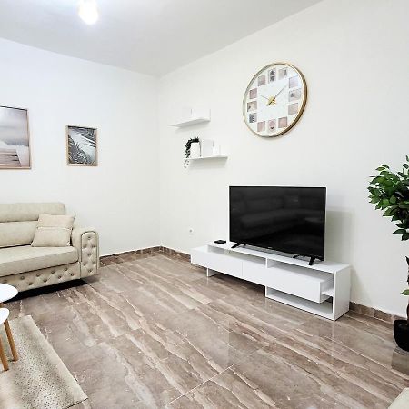 One-Bedroom Gem By The Square Тирана Экстерьер фото