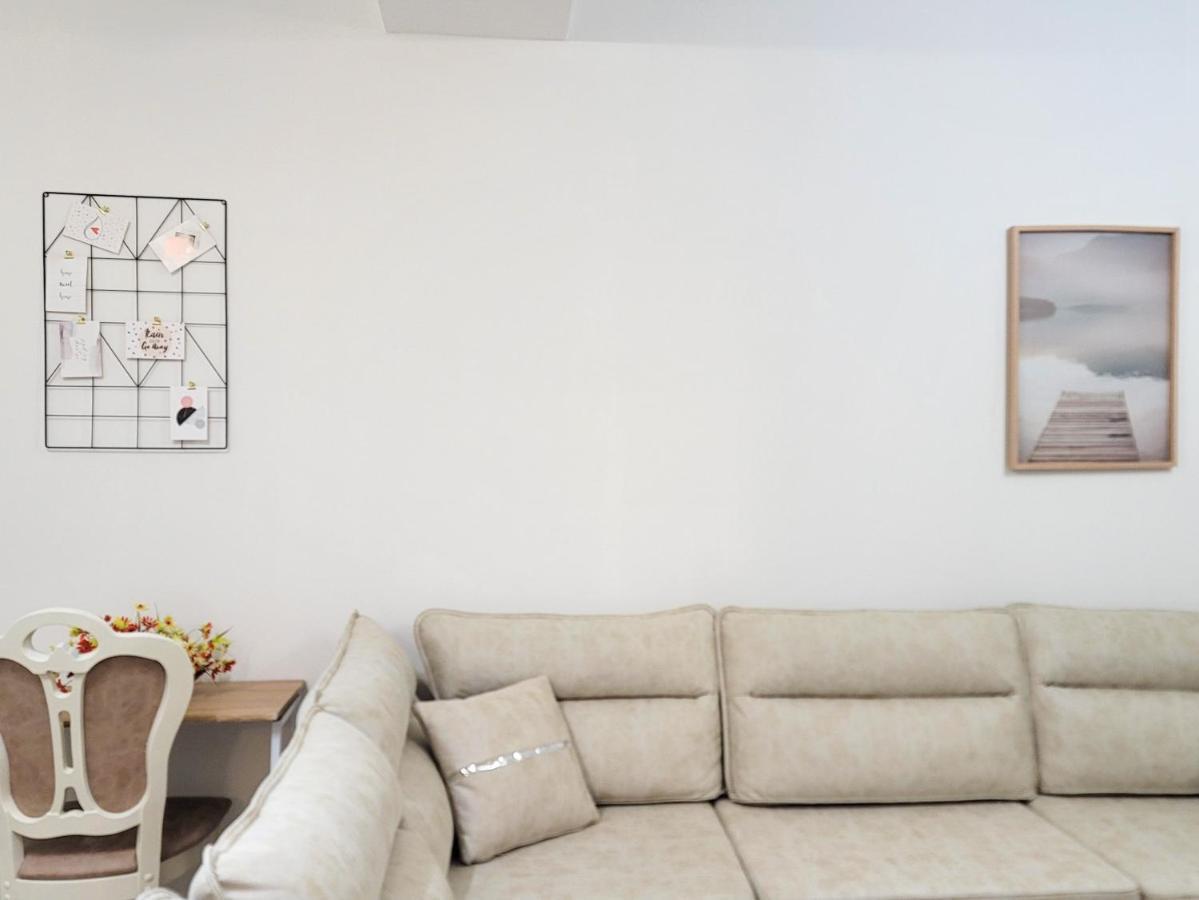 One-Bedroom Gem By The Square Тирана Экстерьер фото