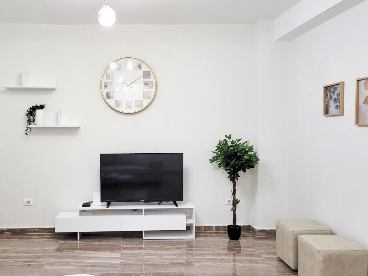 One-Bedroom Gem By The Square Тирана Экстерьер фото