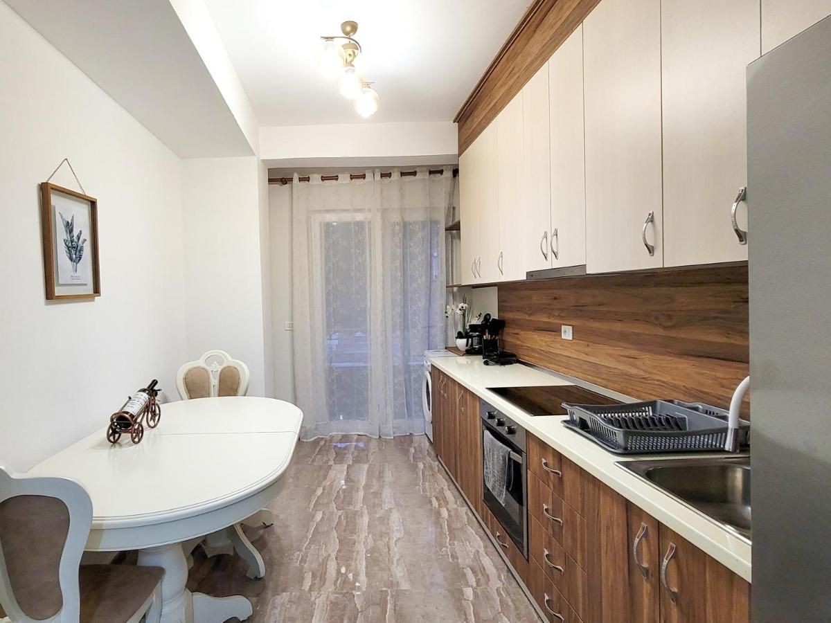 One-Bedroom Gem By The Square Тирана Экстерьер фото