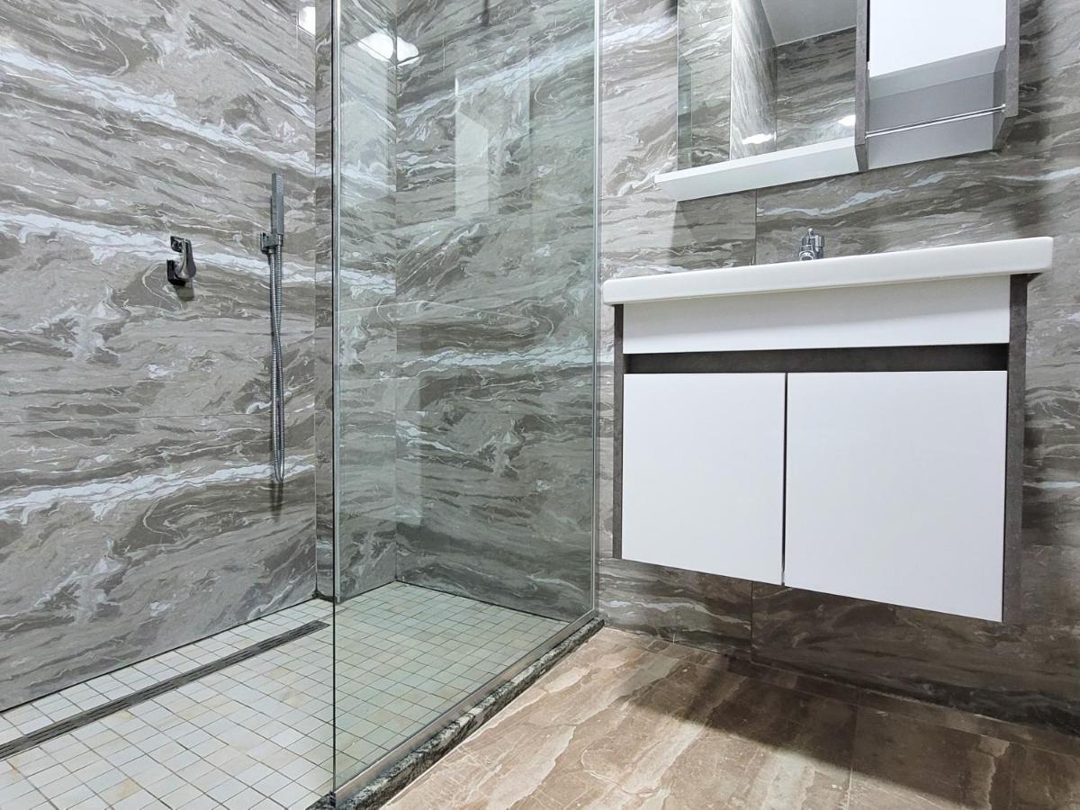 One-Bedroom Gem By The Square Тирана Экстерьер фото