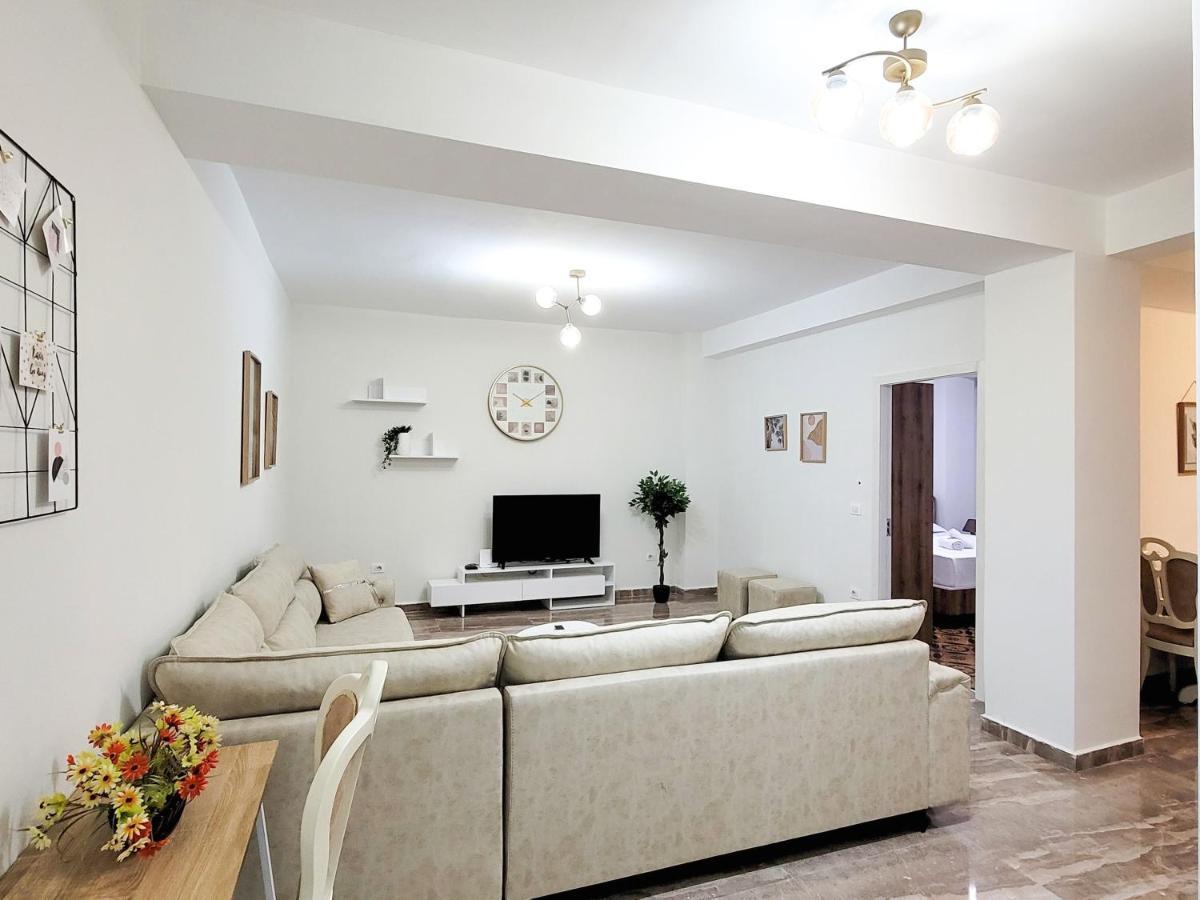 One-Bedroom Gem By The Square Тирана Экстерьер фото