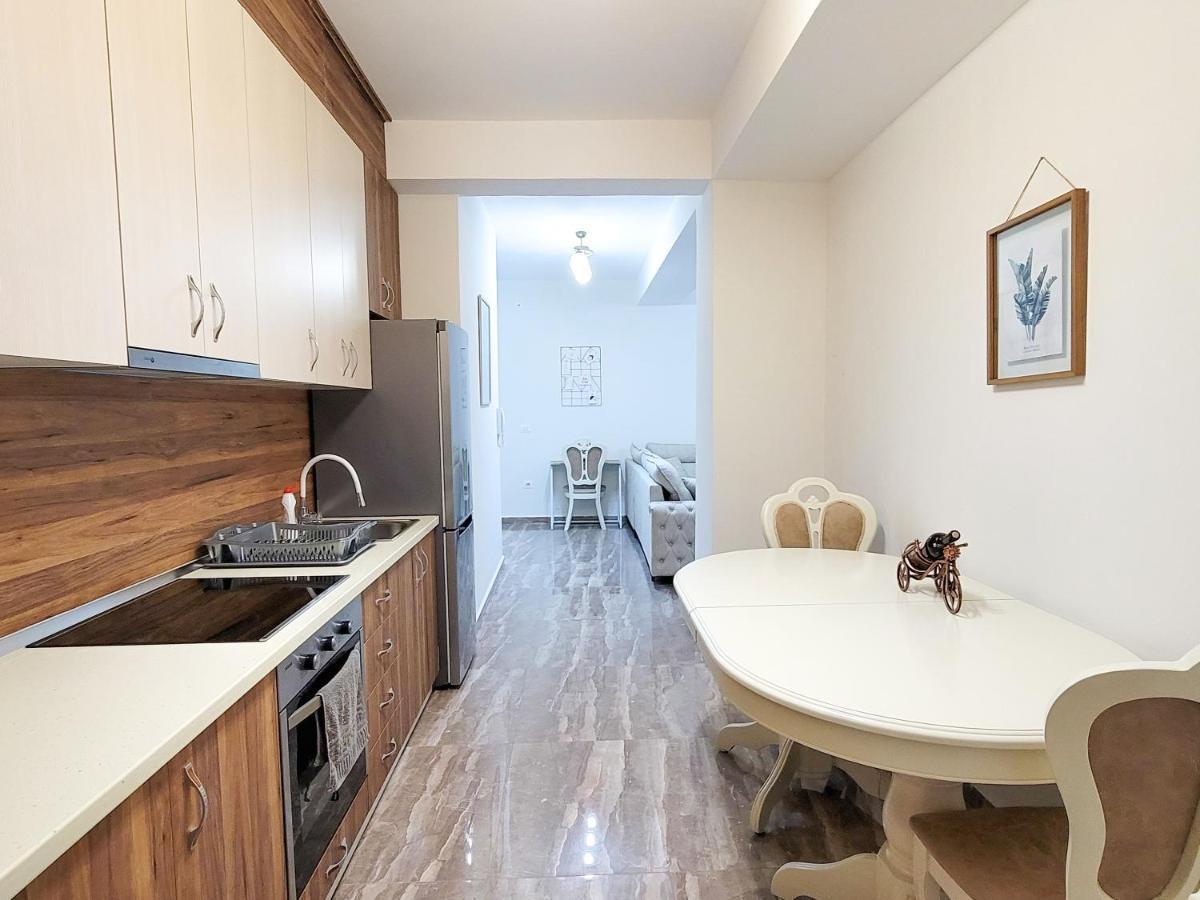One-Bedroom Gem By The Square Тирана Экстерьер фото